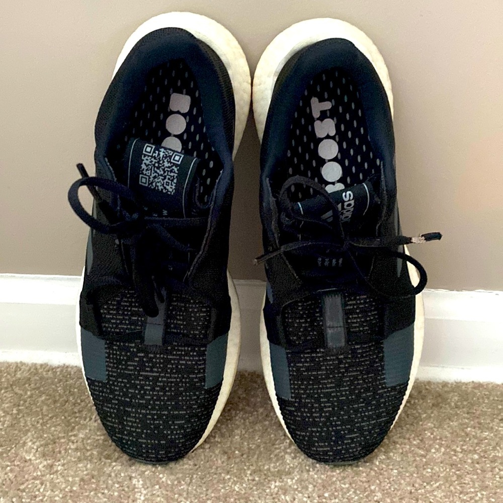 Women’s Adidas senseboost sneaker size 9 1/2